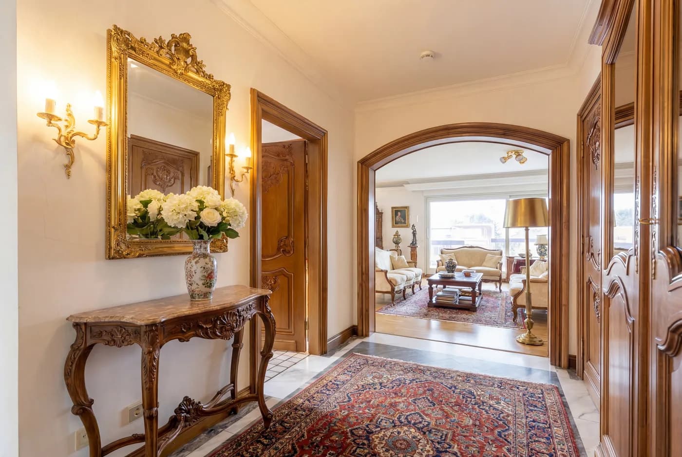 Virtual Staging Eleganter Eingangsflur Nachher – KI-Aufwertung Immobilie Frankfurt