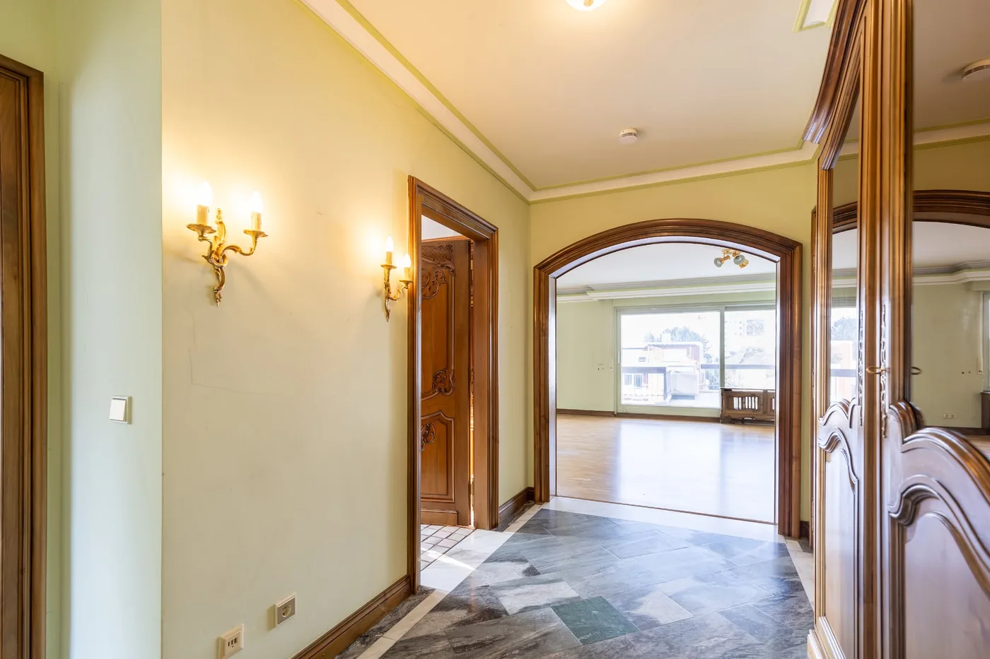 Virtual Staging Eleganter Eingangsflur Vorher – Originalfoto Immobilie