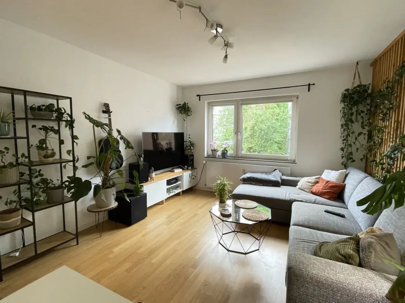Virtual Staging Modernes Wohnzimmer Vorher – Originalfoto Immobilie